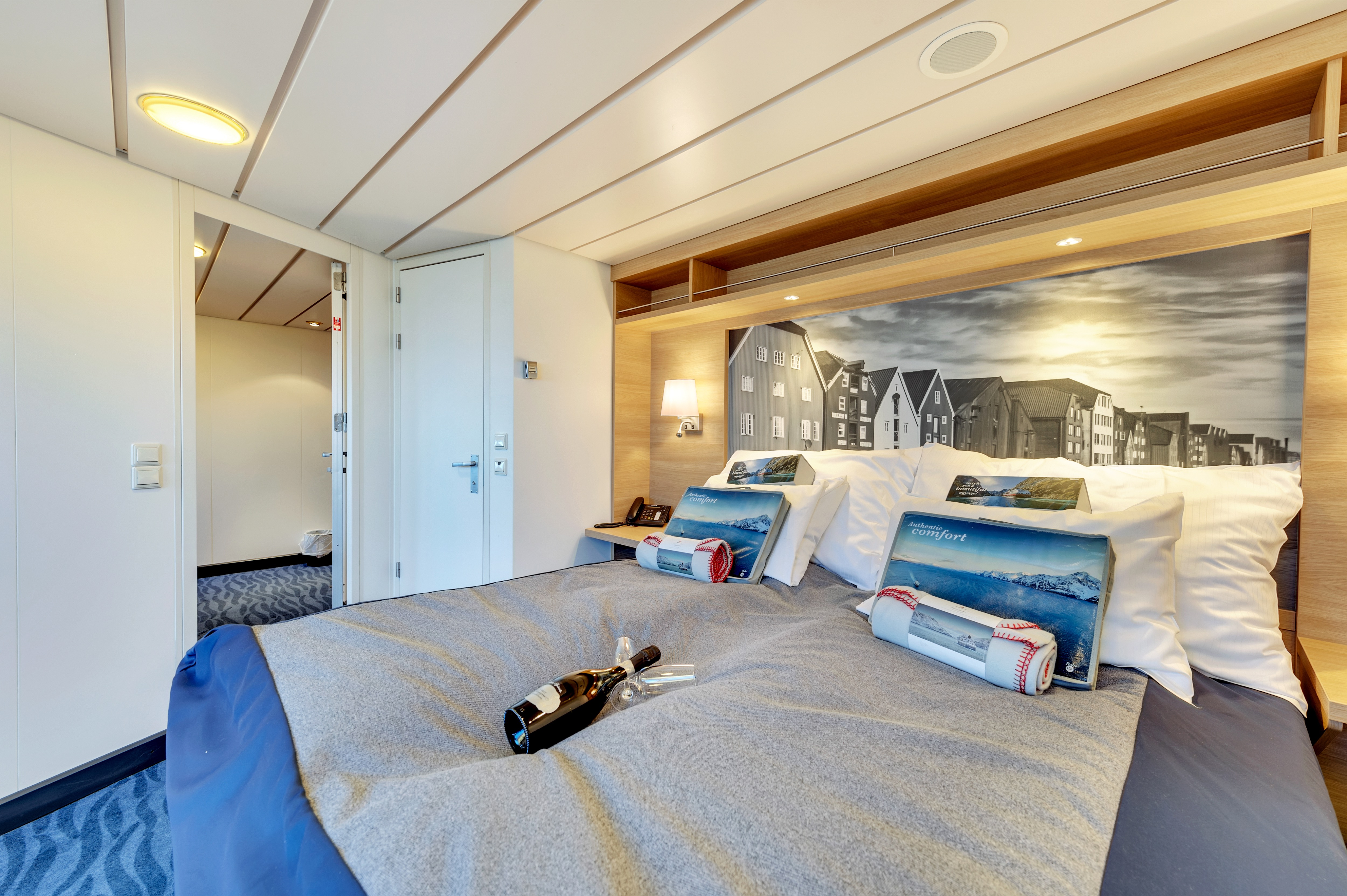 Expedition Suite | Suite on middle deck